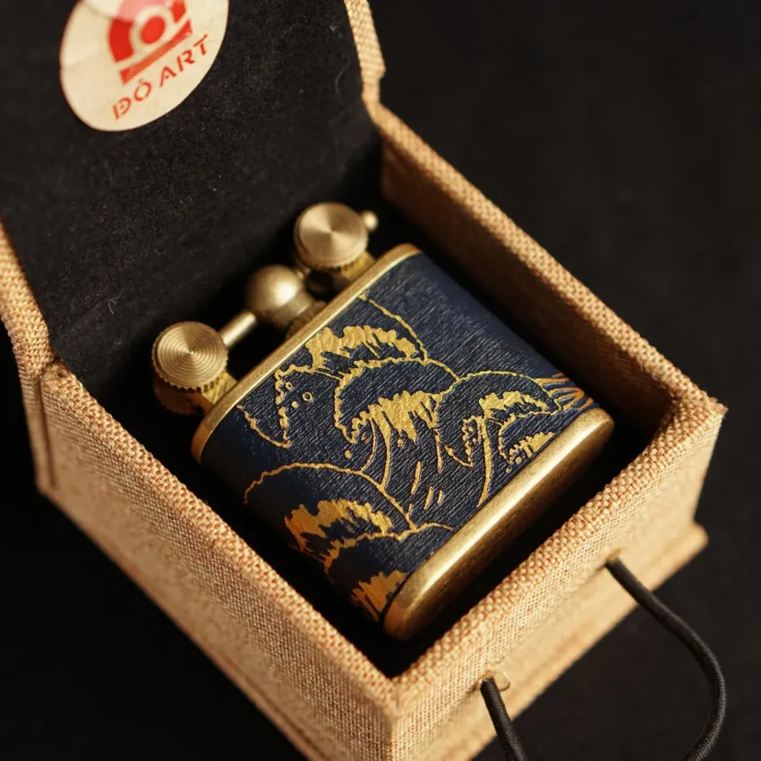 Classic Wave Patterned Hand-Drawn Leather Lighter - ĐỎ | CHUS