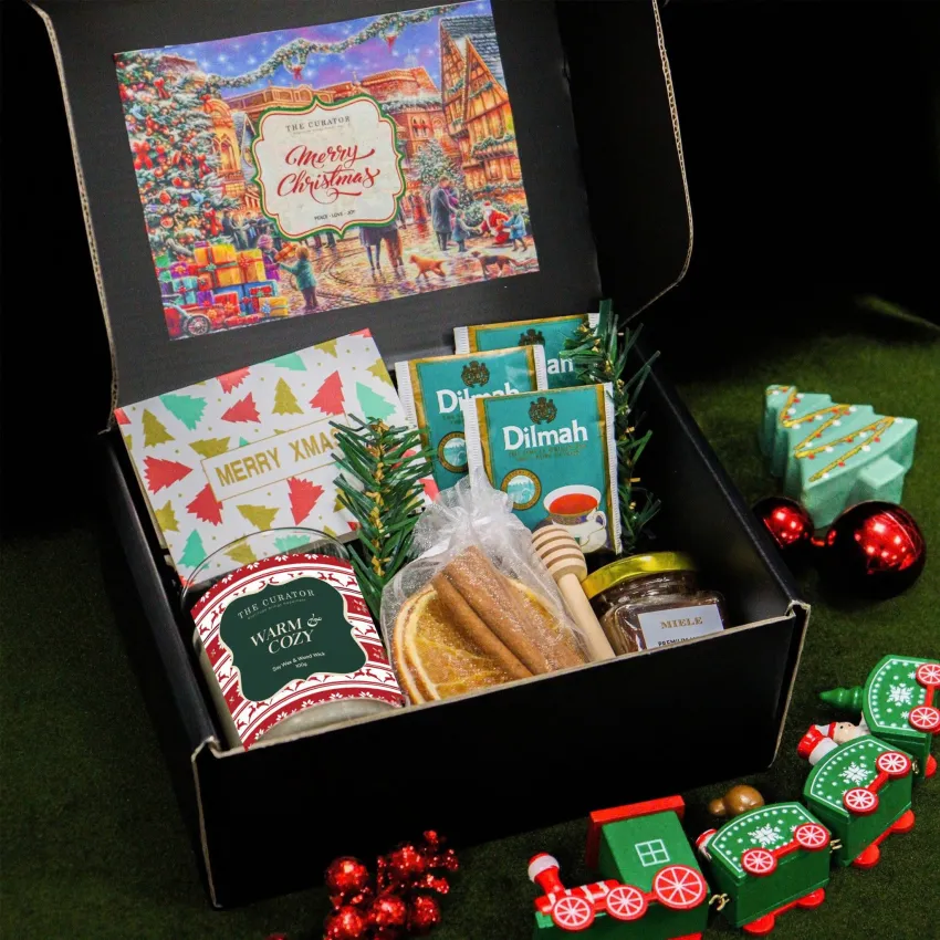 Mời bạn cùng khám phá Hộp Quà "Wishful Christmas", được chọn lọc và sắp xếp tinh tế để mang lại một không khí giáng sinh đầy tình cảm.