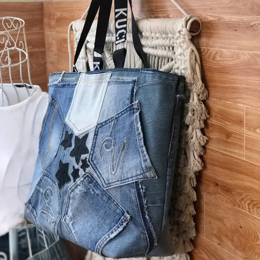 Túi tote 5 sao từ jeans tái chế thể hiện sự khác biệt của thời trang bền vững thông qua thiết kế túi vải tái chế độc đáo, là phụ kiện thời trang ứng dụng hàng ngày và món quà tặng thủ công sáng tạo đầy ý nghĩa Túi tote 5 sao từ jeans tái chế thể hiện sự khác biệt của thời trang bền vững thông qua thiết kế túi vải tái chế độc đáo, là phụ kiện thời trang ứng dụng hàng ngày và món quà tặng thủ công sáng tạo đầy ý nghĩa