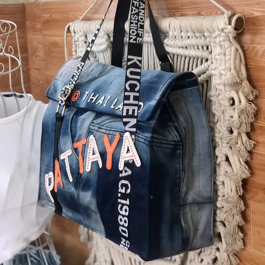 Túi tote nắp Pattaya từ jeans tái chế mang thiết kế độc nhất dành riêng cho bạn, kết hợp túi xách jeans tái chế và tinh thần thời trang bền vững, tạo nên món quà sinh nhật thủ công đầy ý nghĩa. Túi tote nắp Pattaya từ jeans tái chế mang thiết kế độc nhất dành riêng cho bạn, kết hợp túi xách jeans tái chế và tinh thần thời trang bền vững, tạo nên món quà sinh nhật thủ công đầy ý nghĩa.