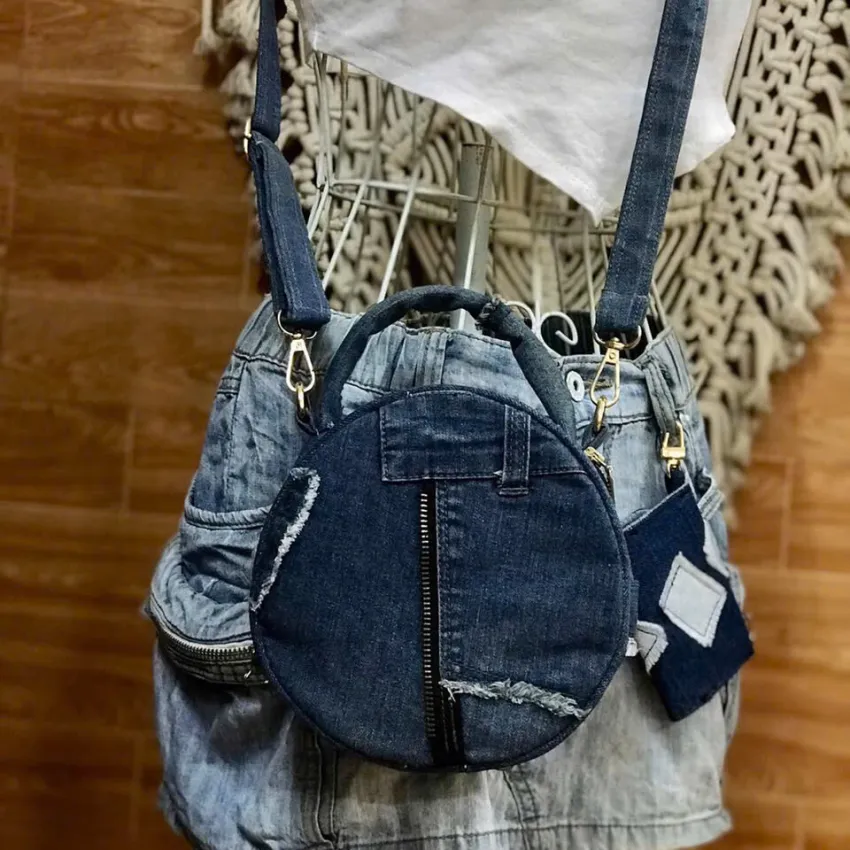 Túi hộp tròn mini màu xanh được làm từ jeans tái chế, phụ kiện tiện lợi với nét đẹp độc đáo làm quà sinh nhật thủ công ý nghĩa Túi hộp tròn mini màu xanh được làm từ jeans tái chế, phụ kiện tiện lợi với nét đẹp độc đáo làm quà sinh nhật thủ công ý nghĩa