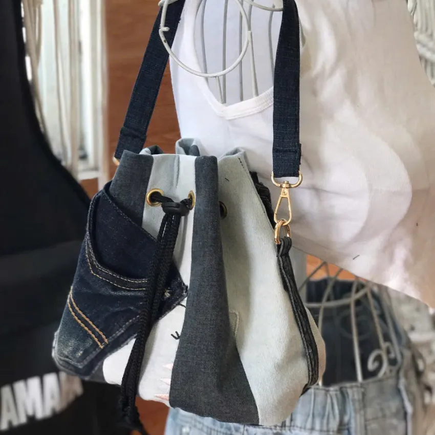 Túi bucket sọc từ jeans tái chế với nghệ thuật may vá tinh xảo, túi tái chế sang trọng dây rút độc đáo là phụ kiện thời trang và quà sinh nhật độc đáo Túi bucket sọc từ jeans tái chế với nghệ thuật may vá tinh xảo, túi tái chế sang trọng dây rút độc đáo là phụ kiện thời trang và quà sinh nhật độc đáo