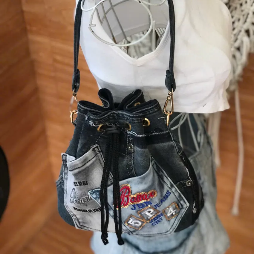 Túi bucket xanh xám từ jeans tái chế với cá tính không giới hạn, túi dây rút vải jeans tái chế là phụ kiện thời trang bền vững và quà tặng thủ công độc đáo Túi bucket xanh xám từ jeans tái chế với cá tính không giới hạn, túi dây rút vải jeans tái chế là phụ kiện thời trang bền vững và quà tặng thủ công độc đáo