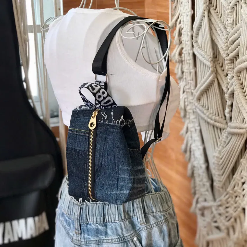 Túi đeo chéo balo mini K3 từ jeans tái chế với đường nét riêng biệt, túi xách độc bản phụ kiện thời trang bền vững làm quà sinh nhật Túi đeo chéo balo mini K3 từ jeans tái chế với đường nét riêng biệt, túi xách độc bản phụ kiện thời trang bền vững làm quà sinh nhật