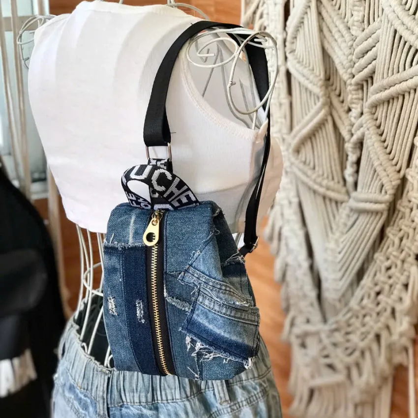 Túi đeo chéo balo mini K2 từ jeans tái chế thiết kế độc bản, phụ kiện thời trang bền vững phiên bản duy nhất làm quà tặng cá nhân hóa Túi đeo chéo balo mini K2 từ jeans tái chế thiết kế độc bản, phụ kiện thời trang bền vững phiên bản duy nhất làm quà tặng cá nhân hóa