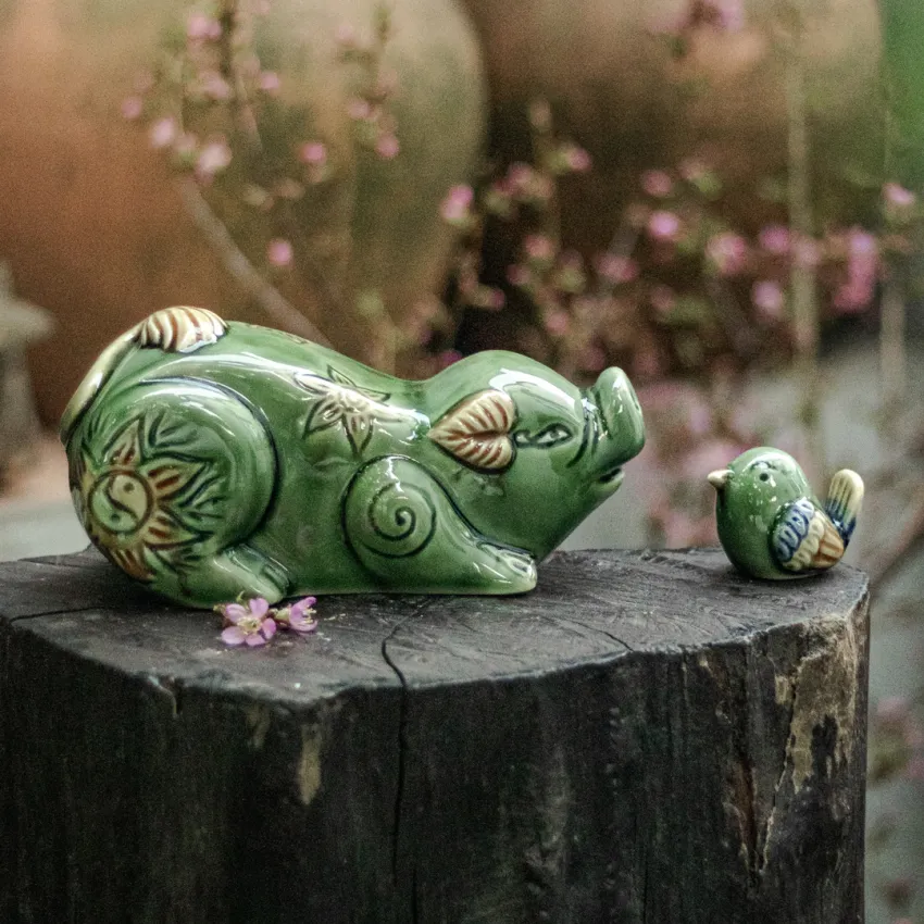 Tượng heo hoan hỉ gốm sứ mang vẻ vui tươi hớn hở đáng yêu, được chế tác từ nghệ thuật gốm truyền thống, vừa là món đồ trang trí nhà cửa tinh tế, vừa là quà lưu niệm đặc trưng của Việt Nam và món quà tặng phong thủy mang lại may mắn Tượng heo hoan hỉ gốm sứ mang vẻ vui tươi hớn hở đáng yêu, được chế tác từ nghệ thuật gốm truyền thống, vừa là món đồ trang trí nhà cửa tinh tế, vừa là quà lưu niệm đặc trưng của Việt Nam và món quà tặng phong thủy mang lại may mắn
