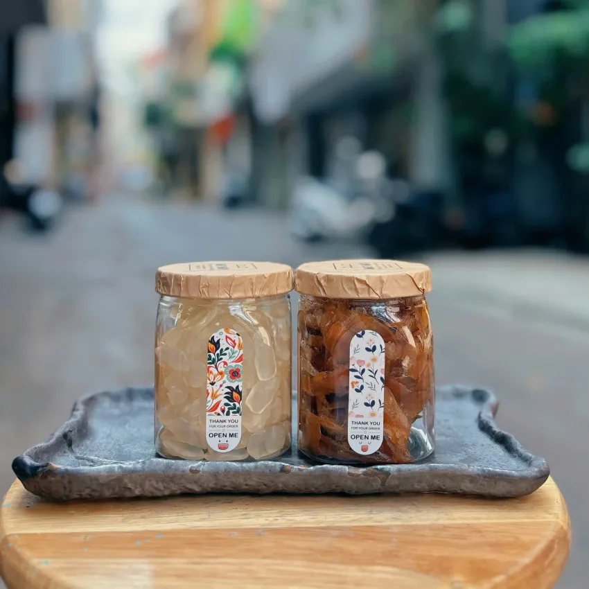 Hộp quà thốt nốt dẻo và gừng mật ong giữ vẹn nguyên vị ngon đặc sản nguyên bản, được đóng gói trong hộp quà phong cách vintage tinh tế, là món quà tặng đặc sản đậm chất Việt Nam và set quà ăn vặt lành mạnh bổ dưỡng Hộp quà thốt nốt dẻo và gừng mật ong giữ vẹn nguyên vị ngon đặc sản nguyên bản, được đóng gói trong hộp quà phong cách vintage tinh tế, là món quà tặng đặc sản đậm chất Việt Nam và set quà ăn vặt lành mạnh bổ dưỡng