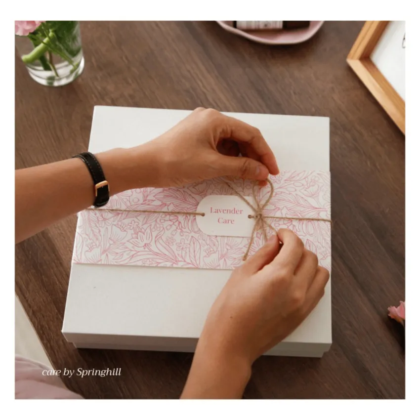 Hộp quà 'Care Box' đa năng với dịch vụ thêu tay theo yêu cầu, bao gồm set quà gối chườm thư giãn và xịt thơm vải tinh tế từ thành phần thiên nhiên lành tính, tạo nên món quà tặng tinh tế và quà sinh nhật đầy ý nghĩa Hộp quà 'Care Box' đa năng với dịch vụ thêu tay theo yêu cầu, bao gồm set quà gối chườm thư giãn và xịt thơm vải tinh tế từ thành phần thiên nhiên lành tính, tạo nên món quà tặng tinh tế và quà sinh nhật đầy ý nghĩa