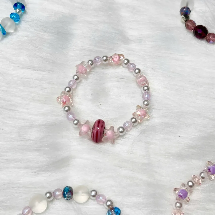 Bộ kit tự làm vòng tay xỏ hạt thỏa sức sáng tạo món phụ kiện riêng mình, vòng tay hạt charm làm quà tặng thủ công, quà lưu niệm sáng tạo và quà sinh nhật ý nghĩa. Bộ kit tự làm vòng tay xỏ hạt thỏa sức sáng tạo món phụ kiện riêng mình, vòng tay hạt charm làm quà tặng thủ công, quà lưu niệm sáng tạo và quà sinh nhật ý nghĩa.