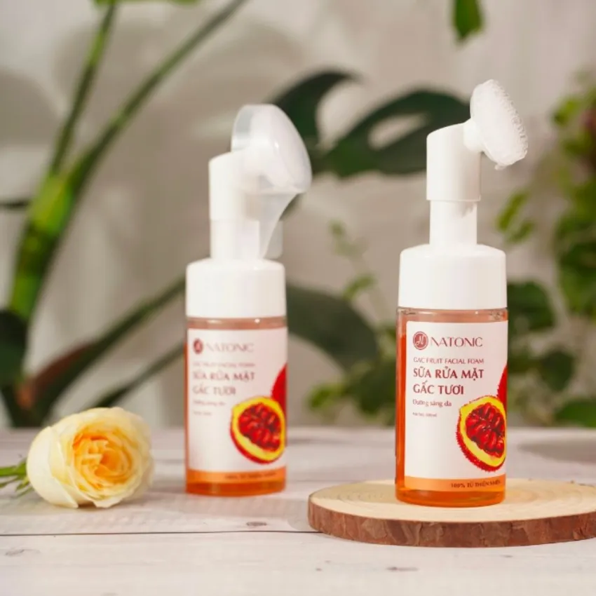 Sữa rửa mặt gấc 100ml chăm sóc làn da từ thành phần tự nhiên, giúp làm sáng da hiệu quả với công thức 100% từ thiên nhiên, có khả năng giảm thâm đáng kể, là sản phẩm mỹ phẩm lành tính an toàn cho mọi loại da Sữa rửa mặt gấc 100ml chăm sóc làn da từ thành phần tự nhiên, giúp làm sáng da hiệu quả với công thức 100% từ thiên nhiên, có khả năng giảm thâm đáng kể, là sản phẩm mỹ phẩm lành tính an toàn cho mọi loại da