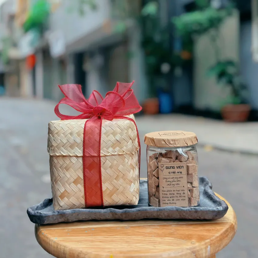 Set quà gừng viên mật ong hộp tre 300gr với hương vị dịu dàng nhưng cuốn hút, thành phần nguyên chất tạo hộp quà biếu ấn tượng và quà tặng đặc sản Việt Nam. Set quà gừng viên mật ong hộp tre 300gr với hương vị dịu dàng nhưng cuốn hút, thành phần nguyên chất tạo hộp quà biếu ấn tượng và quà tặng đặc sản Việt Nam.