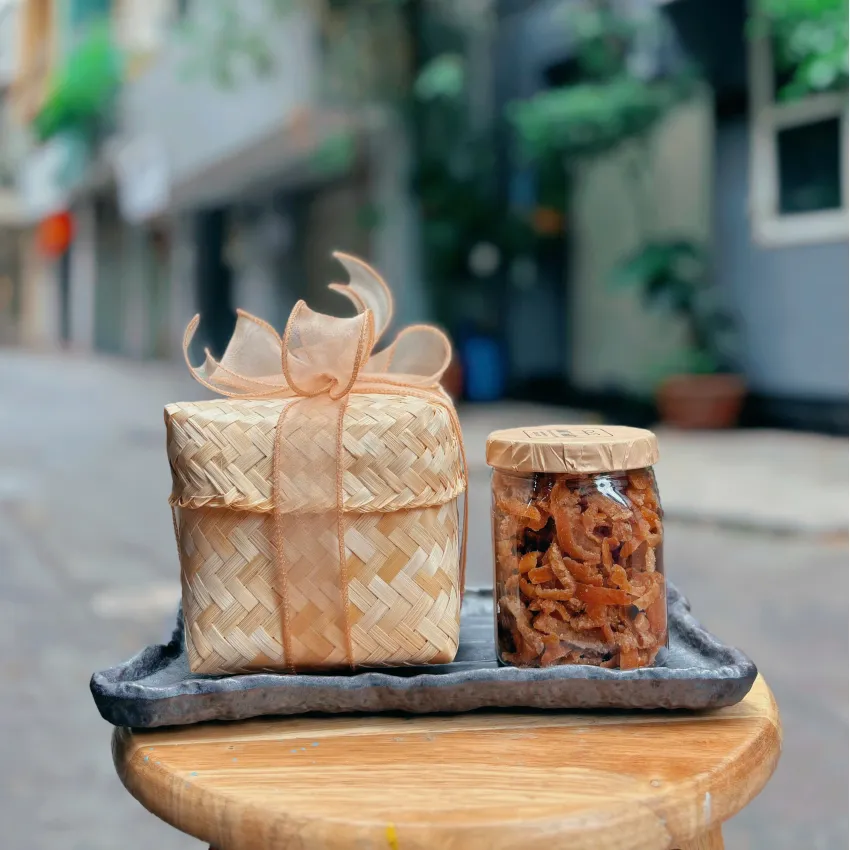 Set quà trần bì hộp tre 300gr với vị mặn ngọt hài hòa, mứt vỏ cam nguyên chất làm quà tặng đặc sản Việt Nam, set quà thủ công ấn tượng và quà biếu cao cấp