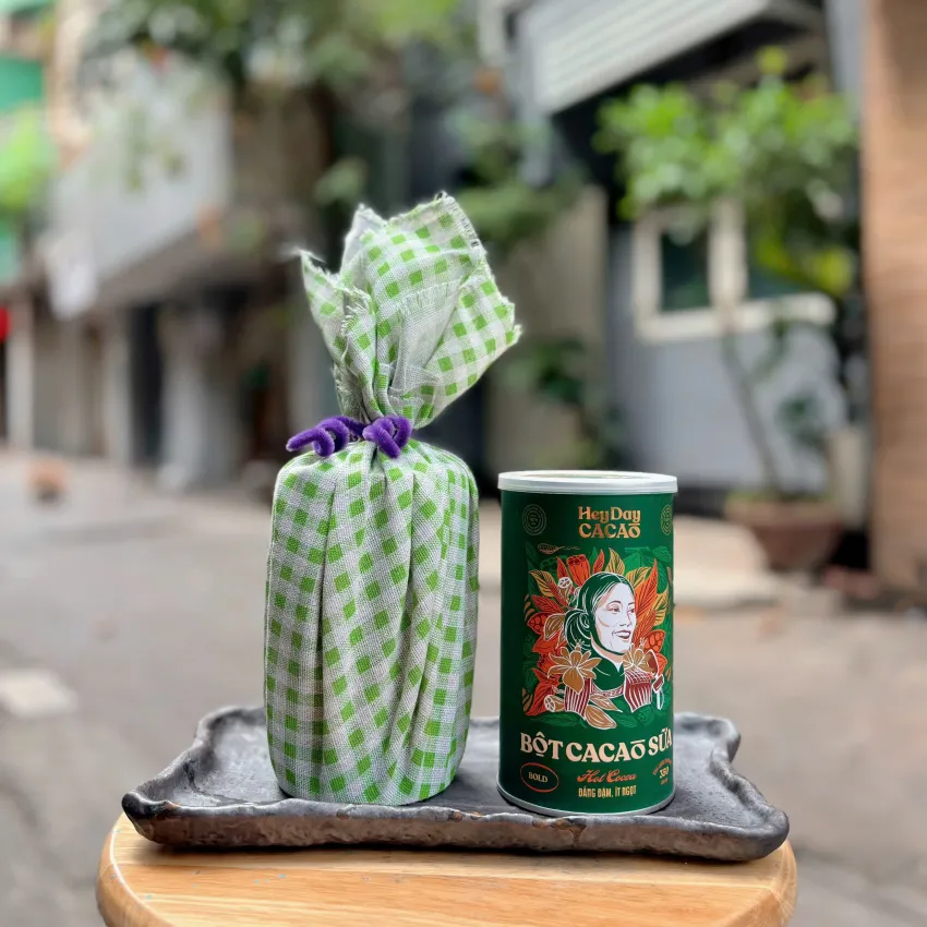 Quà tặng cacao HeyDay đắng đậm 350g ngon lành và tiện lợi, bột cacao nguyên chất trong lọ quấn khăn rằn sẽ là đặc sản Việt Nam ý nghĩa. Quà tặng cacao HeyDay đắng đậm 350g ngon lành và tiện lợi, bột cacao nguyên chất trong lọ quấn khăn rằn sẽ là đặc sản Việt Nam ý nghĩa.