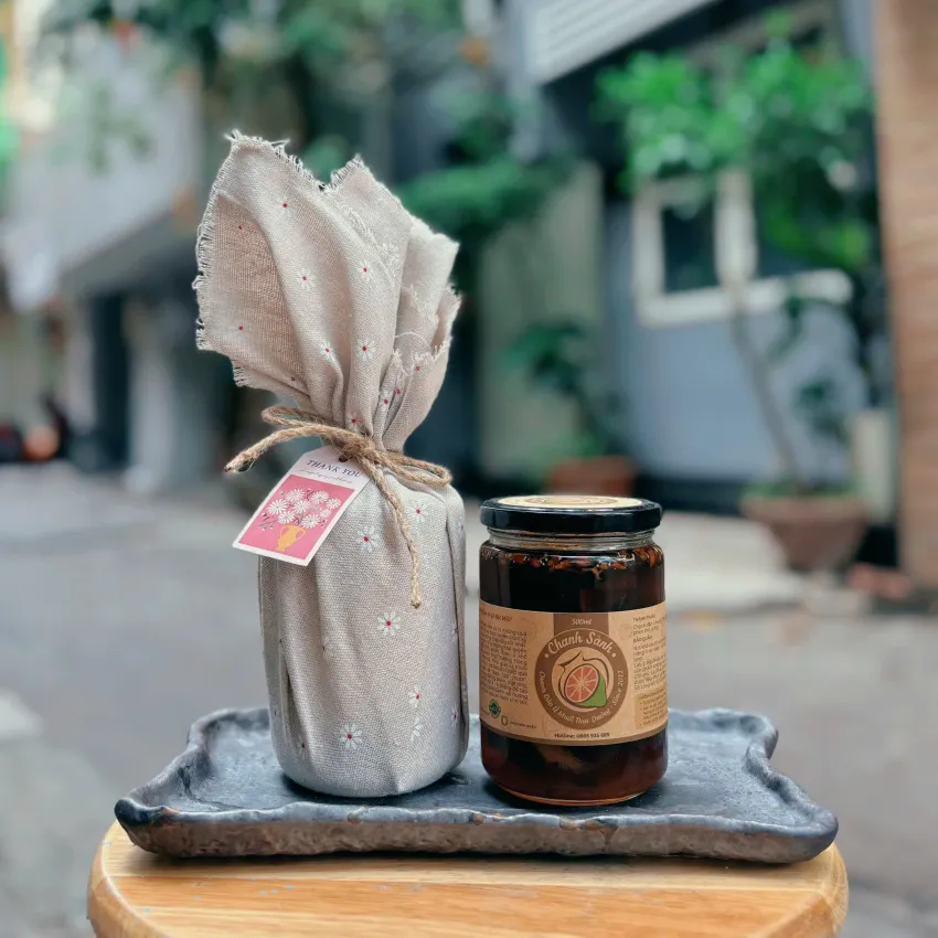 Quà tặng chanh sành gói khăn vải xinh xắn 500ml với vị ngon nói thay lời quan tâm, chanh ủ muối và mật ong tăng đề kháng làm quà vintage sức khỏe ý nghĩa. Quà tặng chanh sành gói khăn vải xinh xắn 500ml với vị ngon nói thay lời quan tâm, chanh ủ muối và mật ong tăng đề kháng làm quà vintage sức khỏe ý nghĩa.