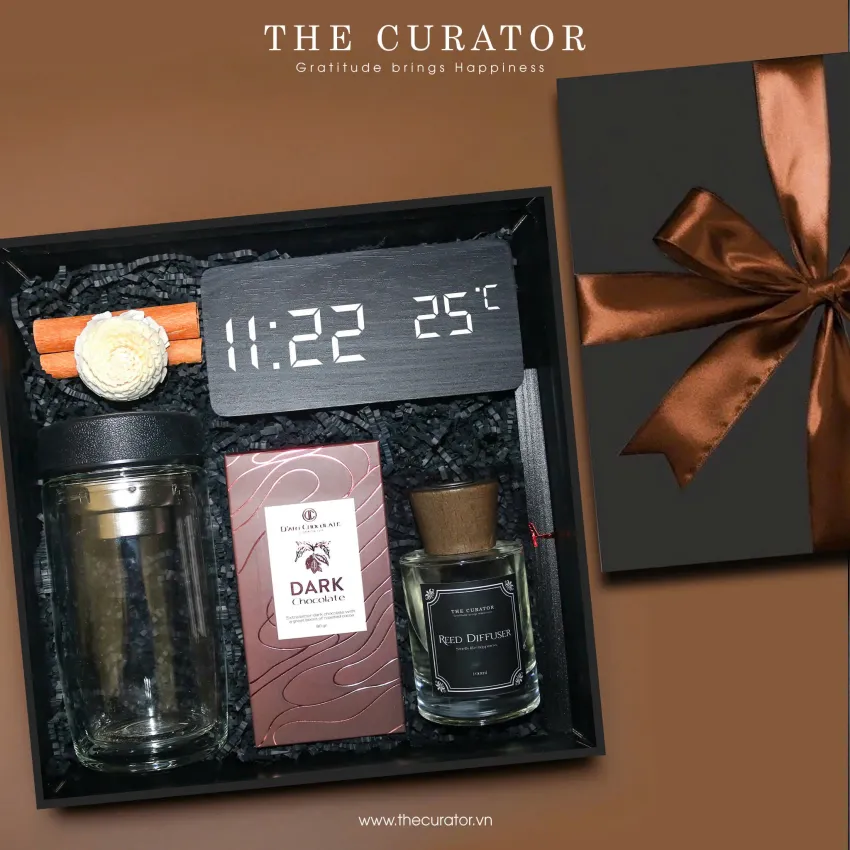 "Elegant Man" gift box embodies modern gentleman's distinctive character with gift set featuring watch and glass bottle plus essential oil and chocolate, creating a premium corporate gift "Elegant Man" gift box embodies modern gentleman's distinctive character with gift set featuring watch and glass bottle plus essential oil and chocolate, creating a premium corporate gift