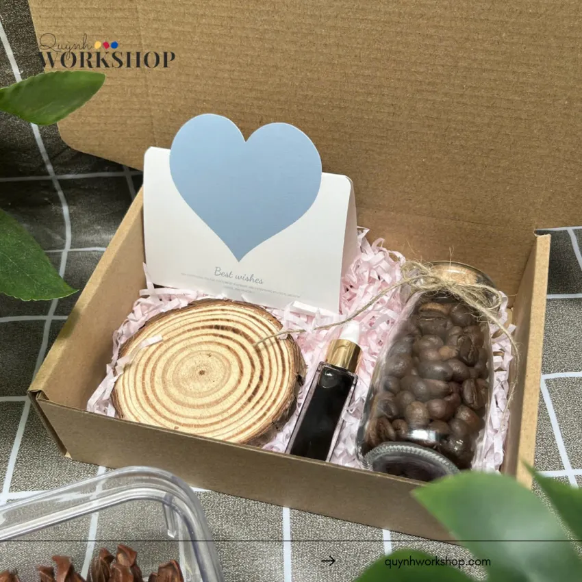Hộp quà Wake Me Up với tinh dầu và hạt cà phê thơm, thiệp in theo yêu cầu cho quà sinh nhật doanh nghiệp Hộp quà Wake Me Up với tinh dầu và hạt cà phê thơm, thiệp in theo yêu cầu cho quà sinh nhật doanh nghiệp