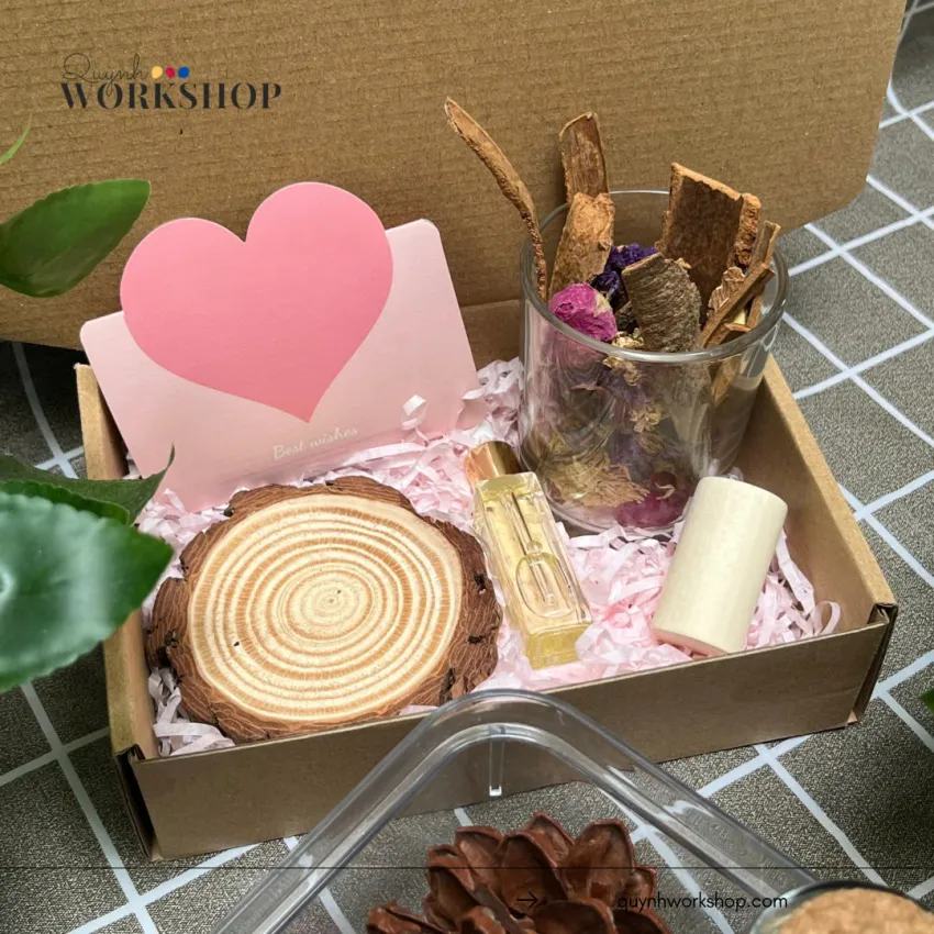 Essential oil diffuser gift box for her with glass cup and dried flowers, custom printed cards for spreading love birthday gifts Essential oil diffuser gift box for her with glass cup and dried flowers, custom printed cards for spreading love birthday gifts