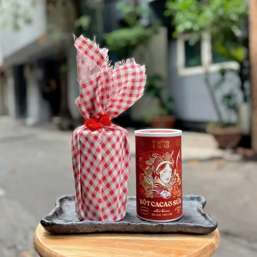 Quà tặng cacao HeyDay vị sữa 350g trao lời yêu thương đậm đà, hũ cacao cao cấp quấn khăn rằn độc đáo là đặc sản Việt Nam làm quà tặng nhỏ gọn hoàn hảo. Quà tặng cacao HeyDay vị sữa 350g trao lời yêu thương đậm đà, hũ cacao cao cấp quấn khăn rằn độc đáo là đặc sản Việt Nam làm quà tặng nhỏ gọn hoàn hảo.