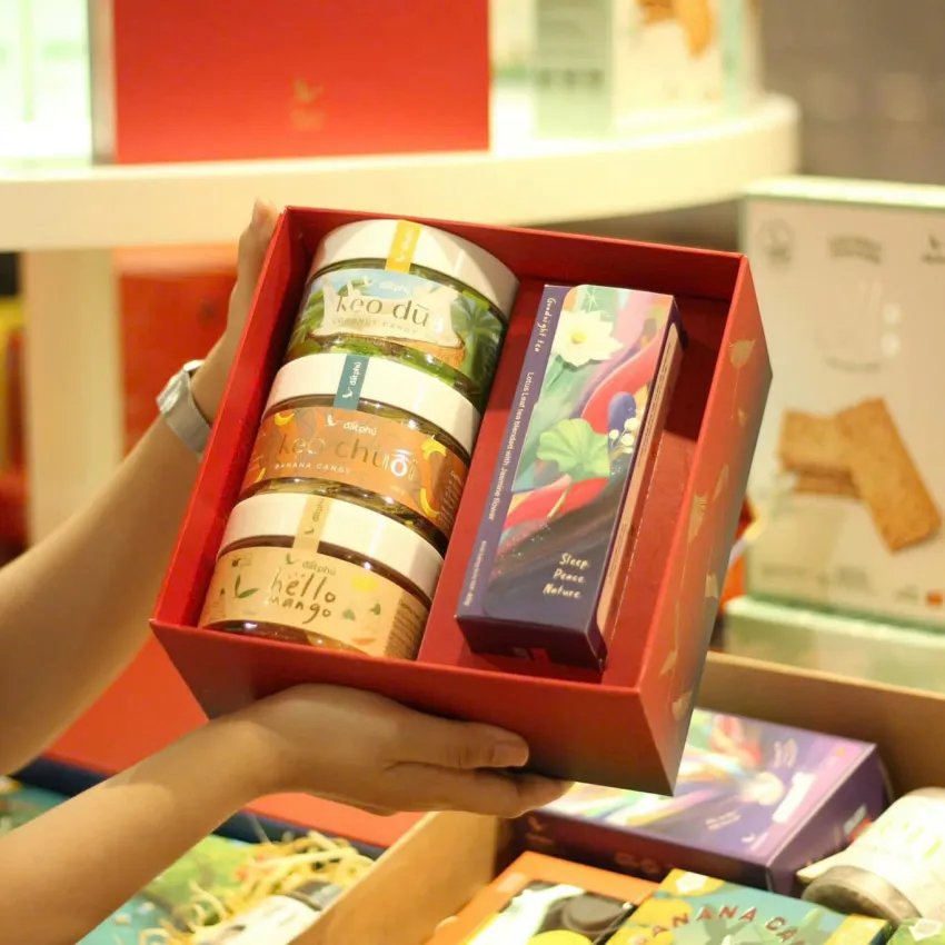 Pure Vietnam gift set essence of Vietnamese agriculture, candy and lotus tea gift box Vietnamese specialty as corporate gift for foreigners Pure Vietnam gift set essence of Vietnamese agriculture, candy and lotus tea gift box Vietnamese specialty as corporate gift for foreigners