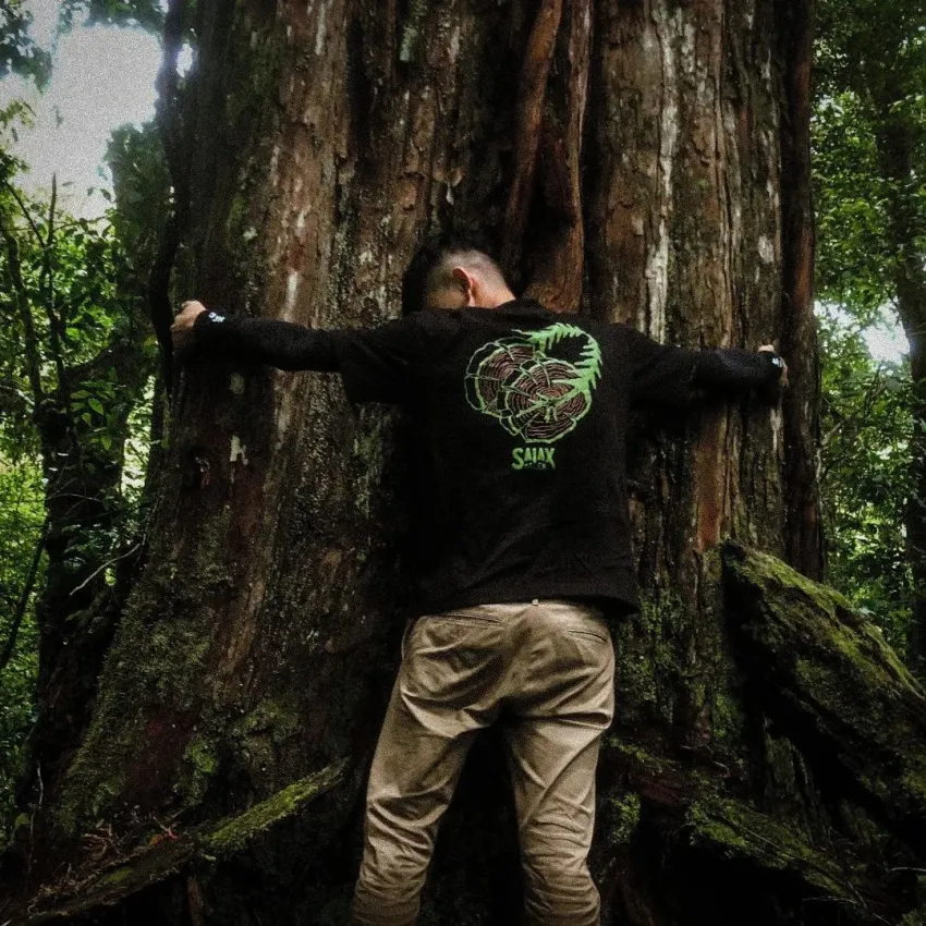 The "Here To Hear" cotton T-shirt connects nature and time with a creative design and comfortable fabric, perfect for travel, adventures, or as a birthday gift. The "Here To Hear" cotton T-shirt connects nature and time with a creative design and comfortable fabric, perfect for travel, adventures, or as a birthday gift.