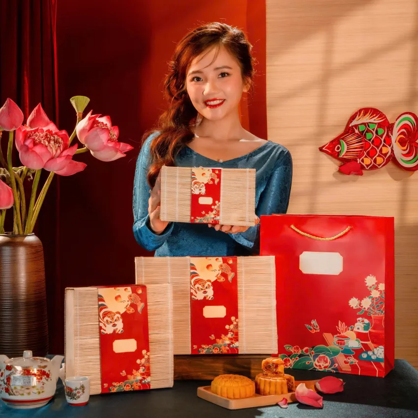 Four Flowers Greet Moon Mid-Autumn gift box enjoying bright moon season, 4 moon cake gift set bamboo gift box for partner as Vietnamese souvenirs Four Flowers Greet Moon Mid-Autumn gift box enjoying bright moon season, 4 moon cake gift set bamboo gift box for partner as Vietnamese souvenirs