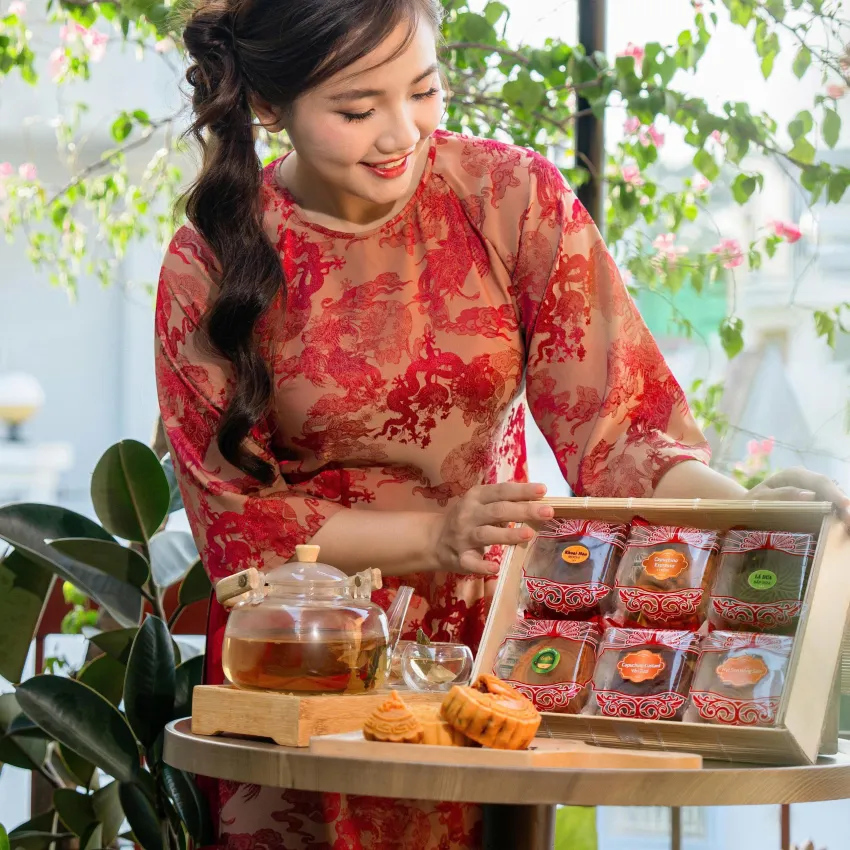 "Moons Of Serenity Mid-Autumn gift box a touch of peace for reunion season, 6 moon cake gift set Vietnamese bamboo souvenirs as moon festival gift "Moons Of Serenity Mid-Autumn gift box a touch of peace for reunion season, 6 moon cake gift set Vietnamese bamboo souvenirs as moon festival gift