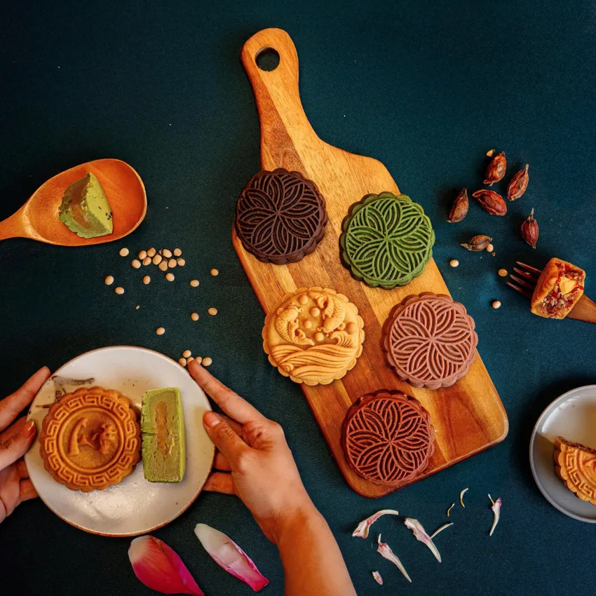 Full Moon Quartet Mid-Autumn gift box honoring rich Vietnamese heritage, 2 moon cakes gift box unique rattan bamboo box as partner luxury gift Full Moon Quartet Mid-Autumn gift box honoring rich Vietnamese heritage, 2 moon cakes gift box unique rattan bamboo box as partner luxury gift