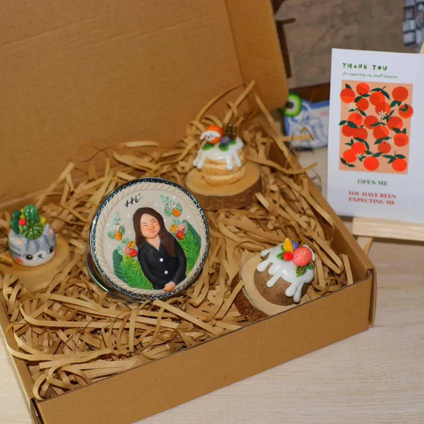 Personalized clay handheld mirror 6cm, handmade clay art, unique birthday gift idea.