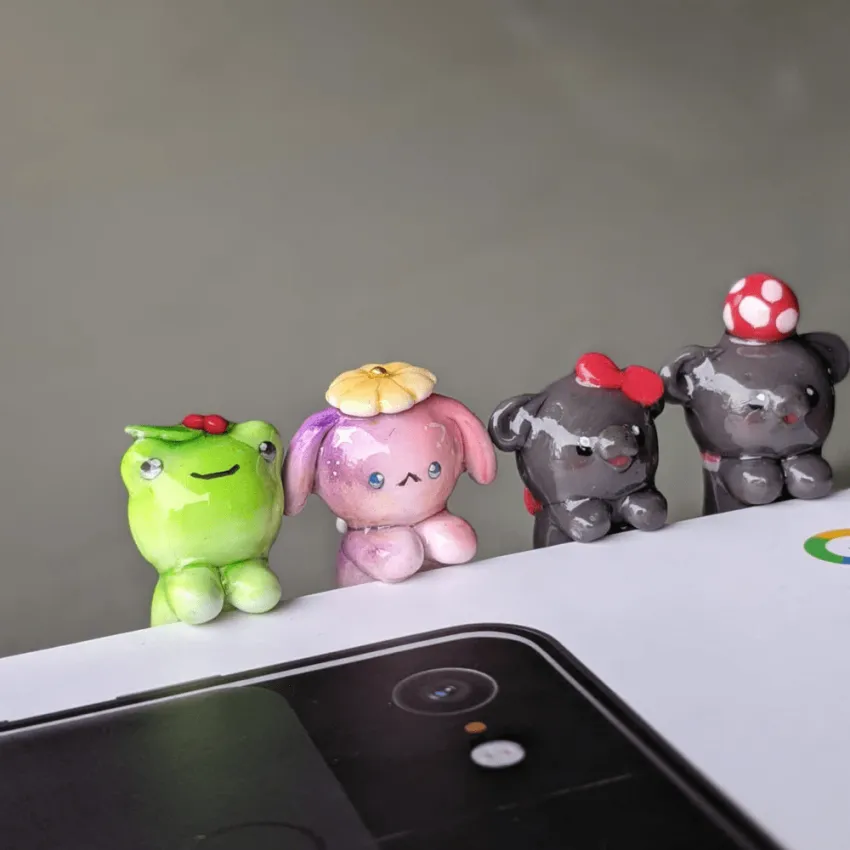 The personalized clay phone hipper is a cute and creative accessory, perfect as a personalized gift or a unique Vietnamese souvenir. The personalized clay phone hipper is a cute and creative accessory, perfect as a personalized gift or a unique Vietnamese souvenir.