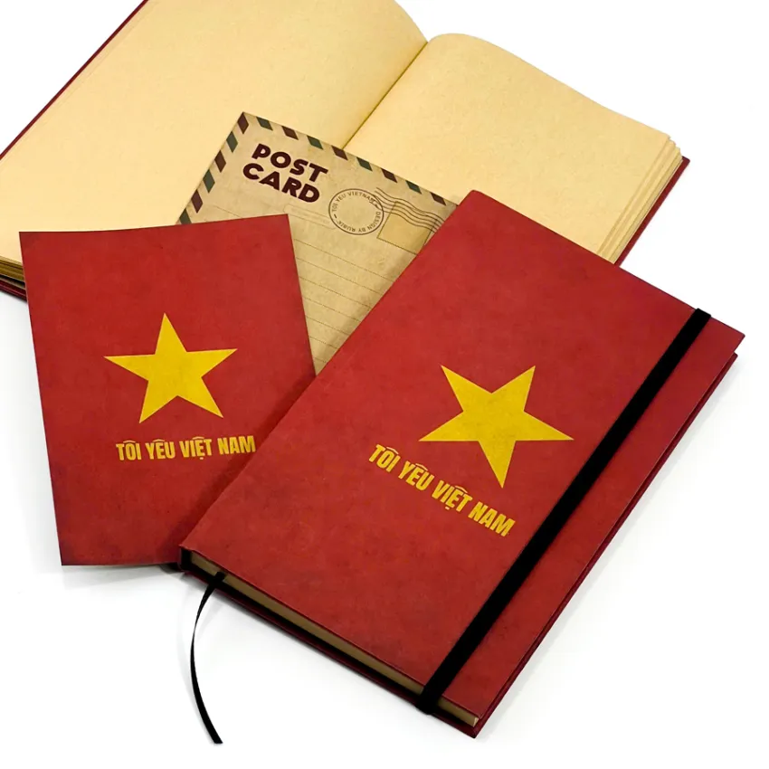 Sổ tay "Tôi Yêu Việt Nam" với thiết kế cờ đỏ sao vàng tung bay, mang phong cách vintage, là món quà lưu niệm độc đáo dành cho đồng nghiệp và bạn bè. Sổ tay "Tôi Yêu Việt Nam" với thiết kế cờ đỏ sao vàng tung bay, mang phong cách vintage, là món quà lưu niệm độc đáo dành cho đồng nghiệp và bạn bè.
