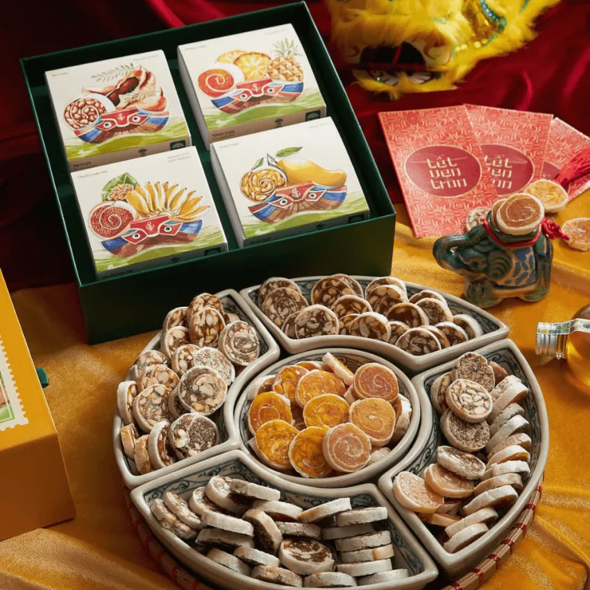 Hộp quà "Đại Cát" mang thông điệp may mắn và an lành, với set trái cây cuộn 4 vị đặc sản Đồng Tháp, thiết kế đẹp mắt, thích hợp làm quà tặng cho bạn bè quốc tế. Hộp quà "Đại Cát" mang thông điệp may mắn và an lành, với set trái cây cuộn 4 vị đặc sản Đồng Tháp, thiết kế đẹp mắt, thích hợp làm quà tặng cho bạn bè quốc tế.