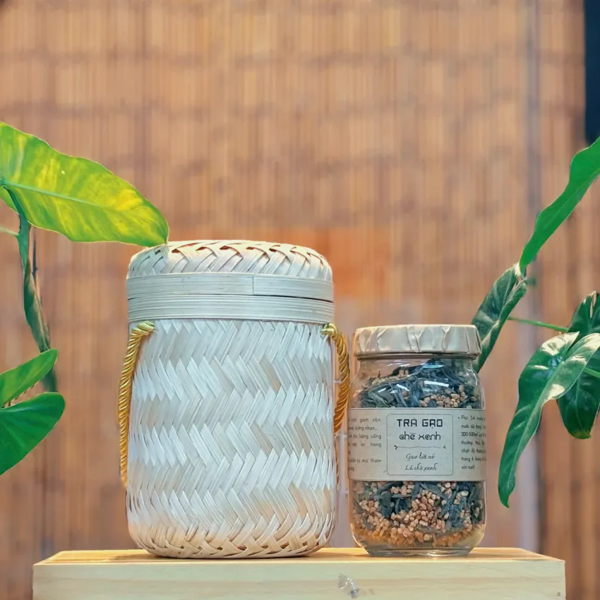 Set quà gạo lứt chè xanh trong hộp tre 320g mang đến hương vị thanh mát từ thành phần tự nhiên, là món quà sức khỏe ý nghĩa và đặc sản Việt Nam đẹp mắt.