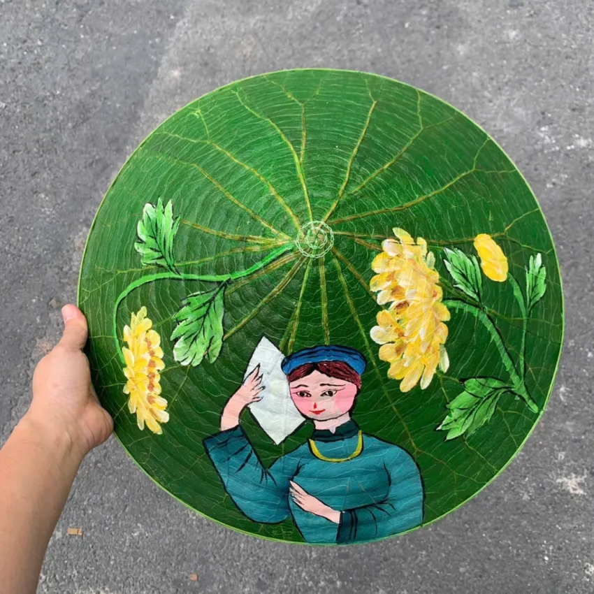 The handmade lotus leaf conical hat painted with flowers showcases Vietnam’s gentle charm and makes a meaningful souvenir gift.
