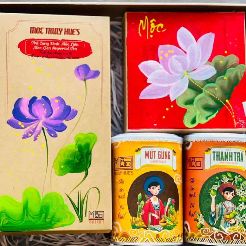 Hộp Quà Tặng Mộc Truly Huế Set 2, Set Quà Đặc Sản, Quà Tặng Việt, Trà Hoa Sen, Mứt Thanh Trà, Mứt Gừng Huế, Bánh Phục Linh, Quà Tặng Doanh Nghiệp