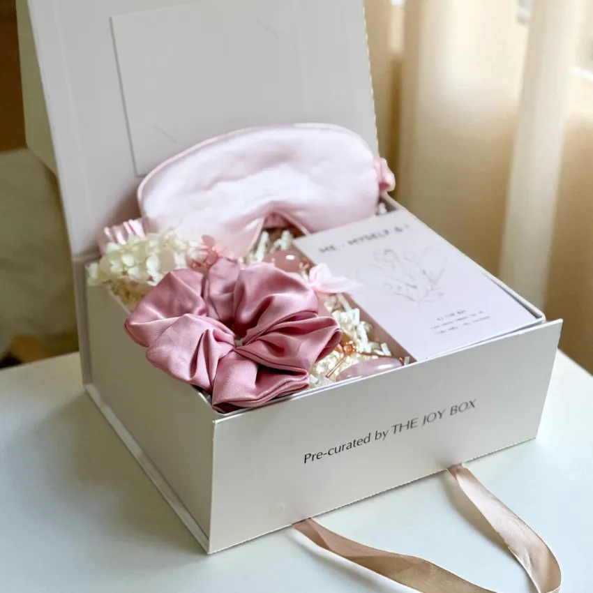 Hộp quà 20/10 “Night Blossom” mang đến sự dịu êm giữa nhịp sống hối hả, gồm thẻ bài, cột tóc lụa, bịt mắt và thanh lăn