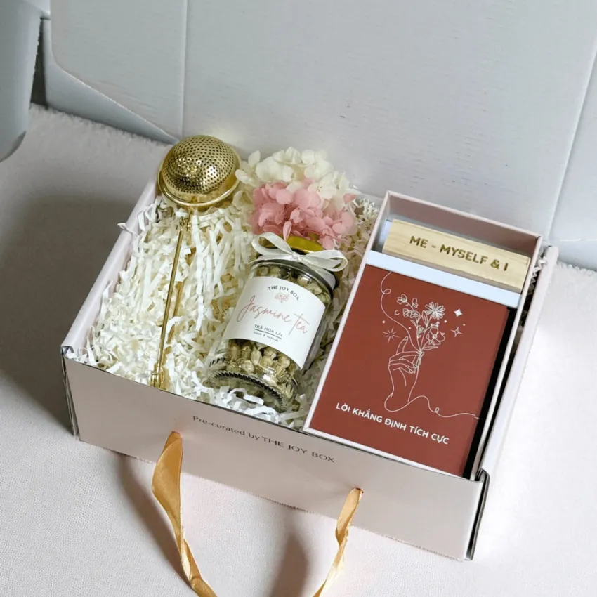 Hộp quà 20/10 “Morning Ritual” gửi gắm thông điệp chăm lo từng phút, gồm thẻ bài, trà hoa và hạt granola