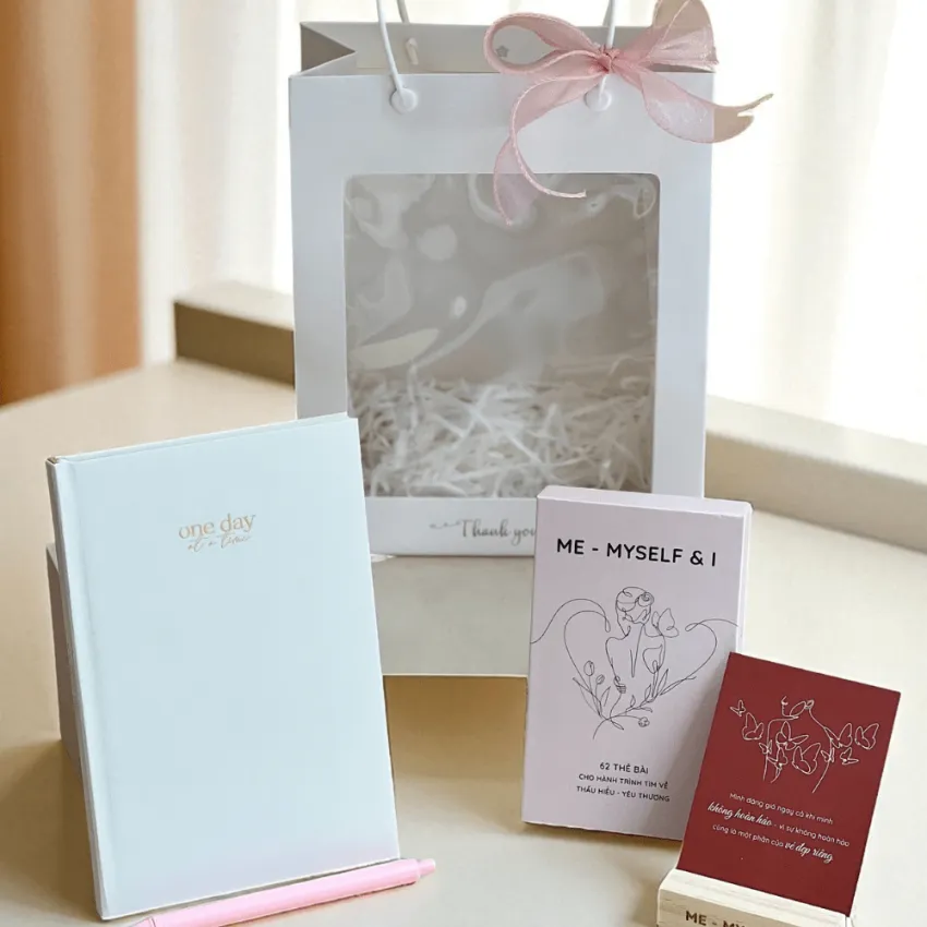 The “Self-loving Notes” 20/10 gift set features affirmation cards and a beautiful notebook, offering heartfelt inspiration for women on their special day.