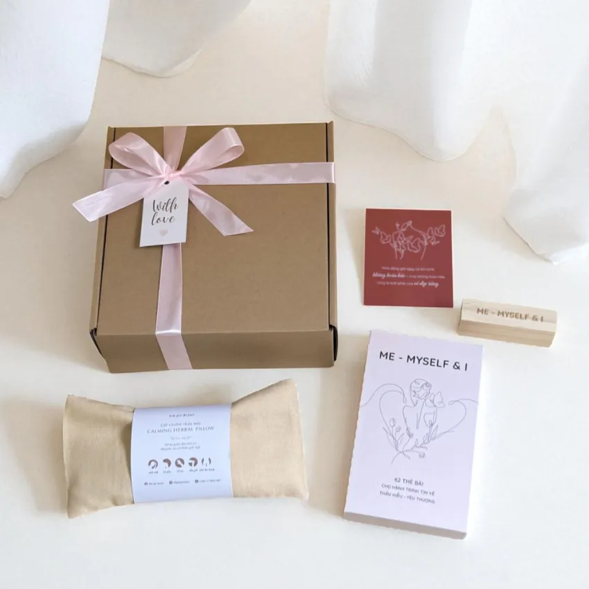 The “Embrace Yourself” 20/10 gift box celebrates self-love, featuring affirmation cards and a cozy heating pillow - a meaningful Women’s Day present for her.
