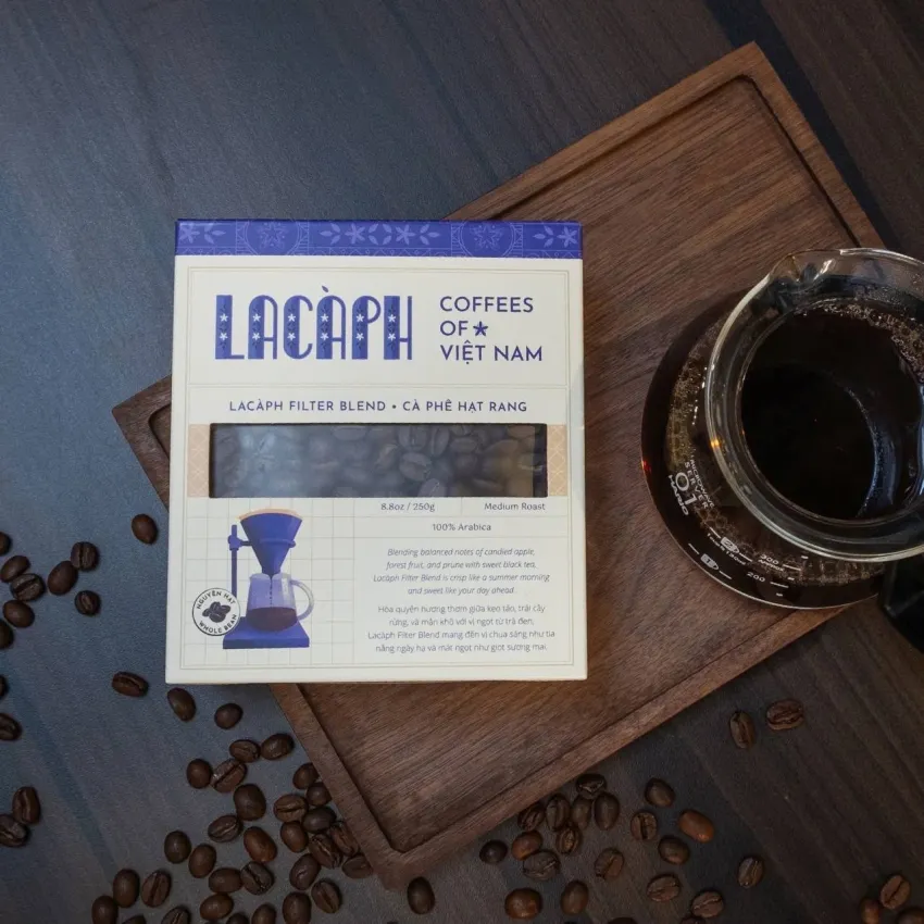 Cà phê hạt rang Filter Blend 100% Arabica mang trọn hương vị Việt tinh tế, có thể chọn nguyên hạt hoặc xay sẵn, là món quà cao cấp dành cho người yêu cà phê và du khách nước ngoài.