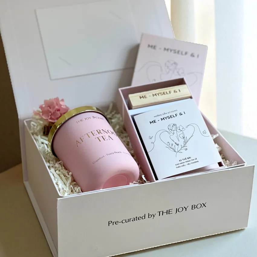 The “Scent Of Calm” gift box combines a sweet sense of peace with a scented candle and inspirational cards