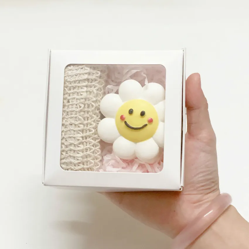 Hộp quà 20/10 Xà Phòng Hoa Mặt Cười gồm xà phòng thiên nhiên và túi lưới tiện dụng, mang thông điệp vui tươi và tinh tế dành tặng phái đẹp trong Ngày Phụ Nữ Việt Nam