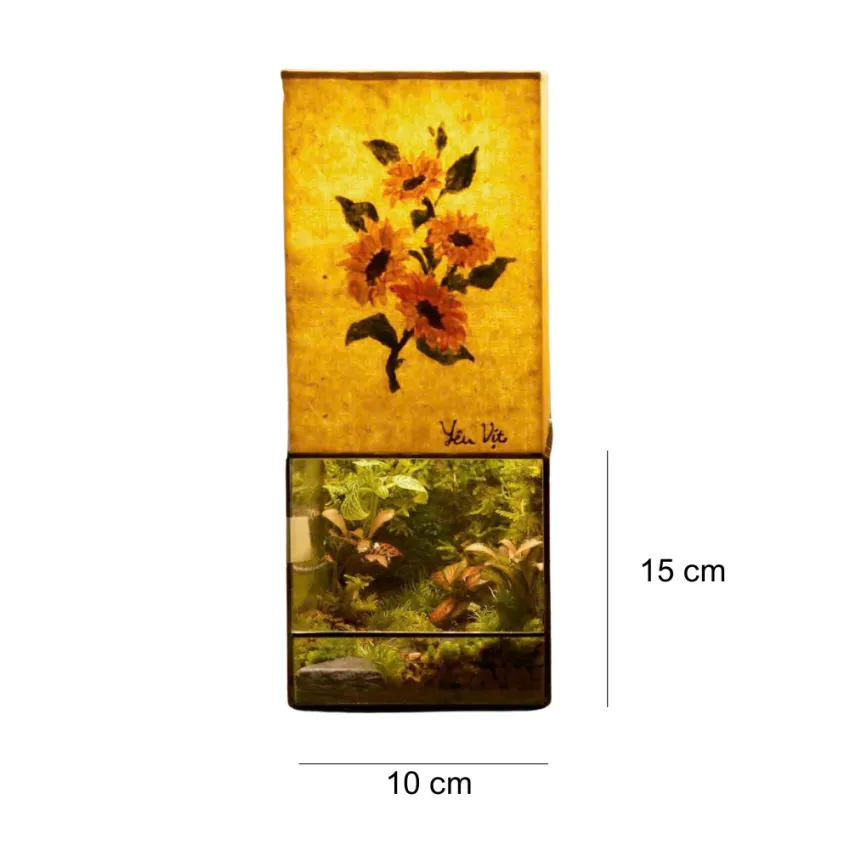 Đèn trang trí "Terra Light" với lọ tiểu cảnh thủy tinh kết hợp ánh sáng ấm áp, mang đến không gian hài hòa giữa cỏ cây và ánh sáng, thích hợp làm quà lưu niệm hay quà sinh nhật. Đèn trang trí "Terra Light" với lọ tiểu cảnh thủy tinh kết hợp ánh sáng ấm áp, mang đến không gian hài hòa giữa cỏ cây và ánh sáng, thích hợp làm quà lưu niệm hay quà sinh nhật.