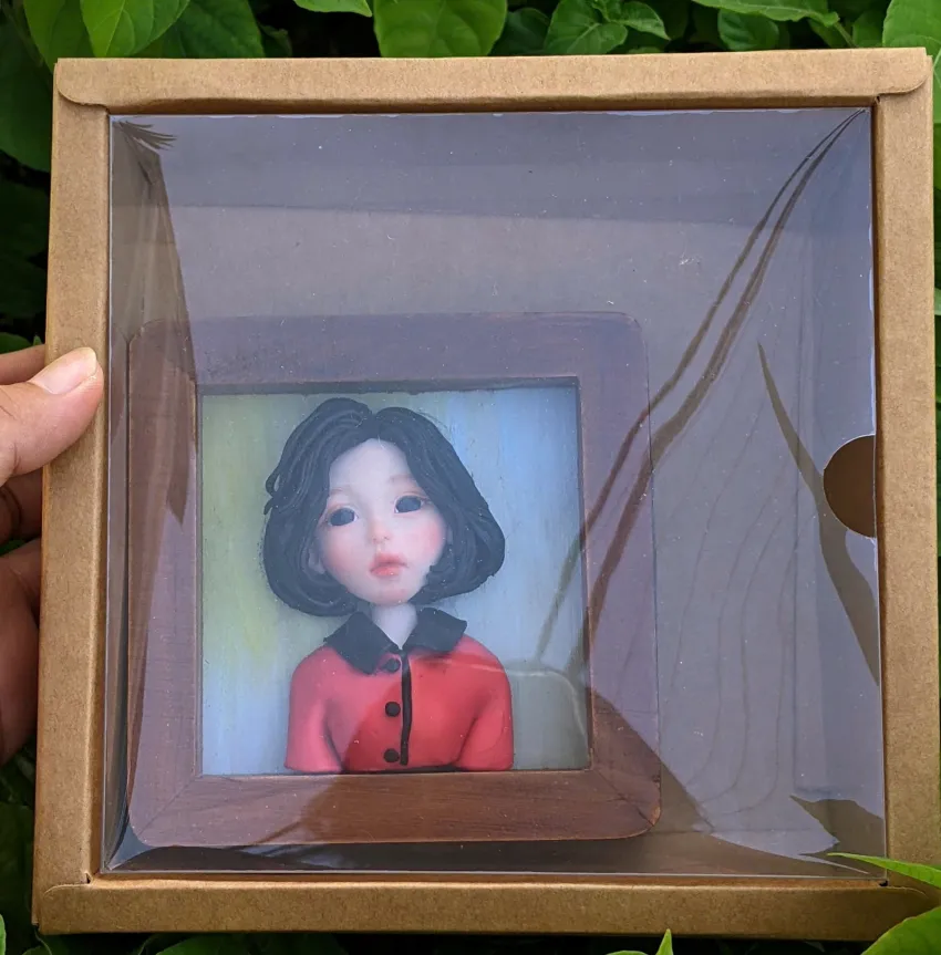 Tranh Chân Dung Đất Sét Theo Yêu Cầu, 11 x 11cm, Tái Hiện Trọn Vẹn Dấu Ấn Riêng, Tranh Đất Sét Màu Sắc Chân Thực, Quà Tặng Cá Nhân Hóa, Quà Sinh Nhật Tranh Chân Dung Đất Sét Theo Yêu Cầu, 11 x 11cm, Tái Hiện Trọn Vẹn Dấu Ấn Riêng, Tranh Đất Sét Màu Sắc Chân Thực, Quà Tặng Cá Nhân Hóa, Quà Sinh Nhật