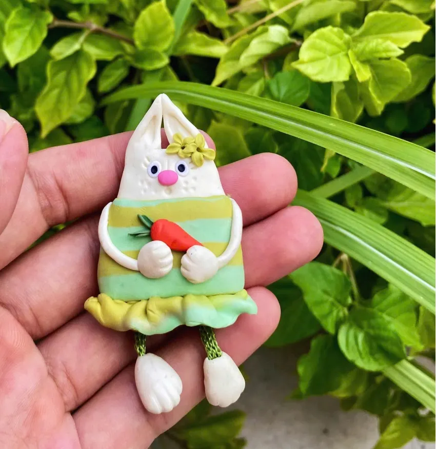 Ghim cài đất sét 'Cute Mimi' mang đến nét tươi vui cho mỗi ngày, được nặn tay khéo léo tỉ mỉ, vừa là ghim cài áo thời trang vừa là ghim cài túi xách đáng yêu, là phụ kiện đất sét tinh xảo và món quà tặng thủ công đầy tâm huyết. Ghim cài đất sét 'Cute Mimi' mang đến nét tươi vui cho mỗi ngày, được nặn tay khéo léo tỉ mỉ, vừa là ghim cài áo thời trang vừa là ghim cài túi xách đáng yêu, là phụ kiện đất sét tinh xảo và món quà tặng thủ công đầy tâm huyết.