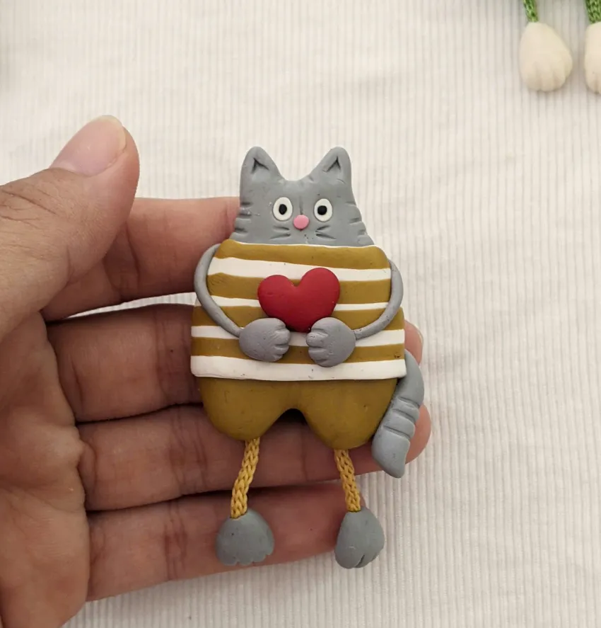 Ghim Cài Đất Sét "Cute Mimi", Nét Tươi Vui Mỗi Ngày, Nặn Tay Khéo Léo, Ghim Cài Áo, Ghim Cài Túi Xách Đáng Yêu, Phụ Kiện Đất Sét, Quà Tặng Thủ Công Ghim Cài Đất Sét "Cute Mimi", Nét Tươi Vui Mỗi Ngày, Nặn Tay Khéo Léo, Ghim Cài Áo, Ghim Cài Túi Xách Đáng Yêu, Phụ Kiện Đất Sét, Quà Tặng Thủ Công